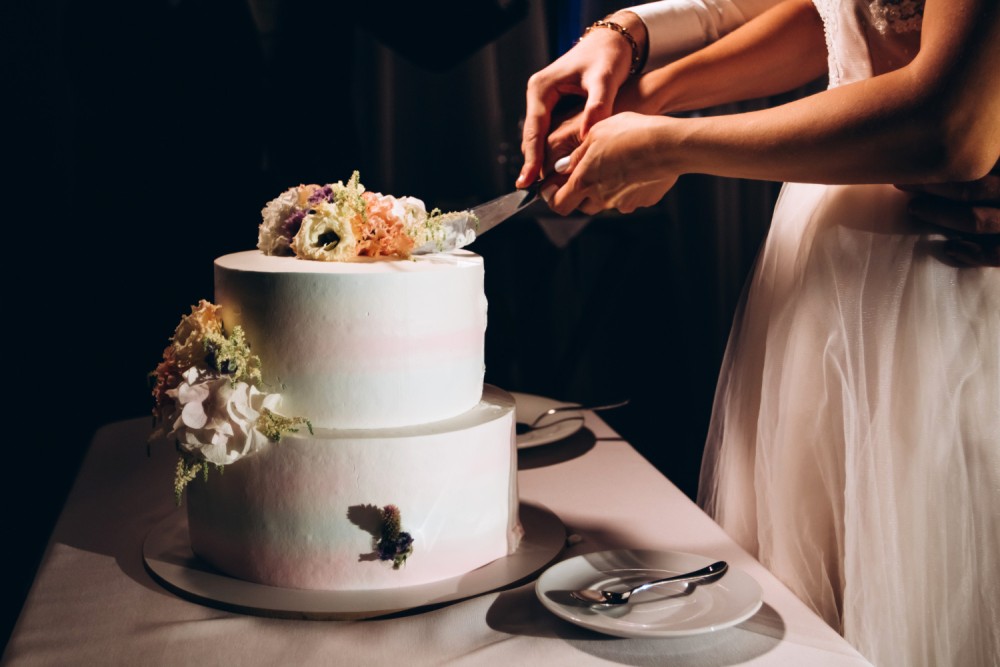 When do you cut the cake at a wedding ?