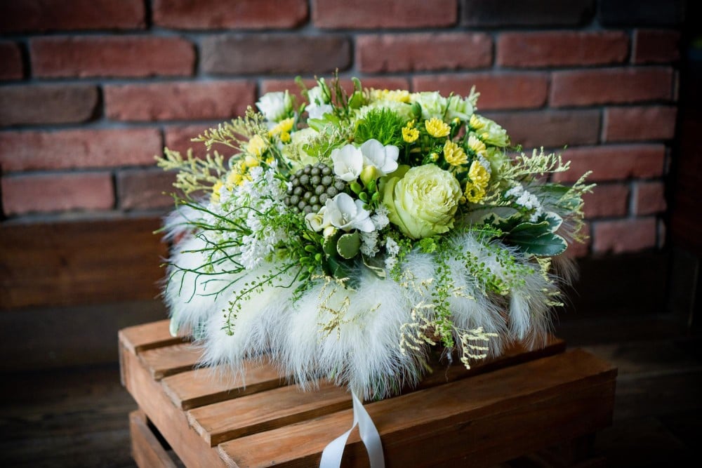 Wie macht man einen Hochzeitsstrauß mit gefälschten Blumen?