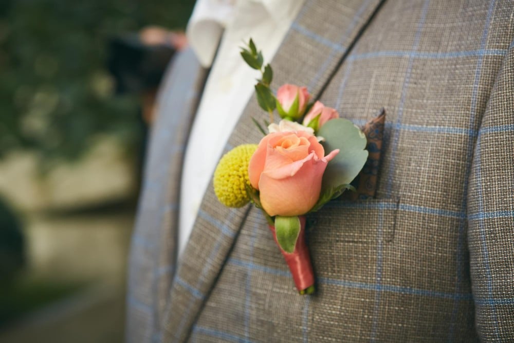 Who wears boutonnieres at a Wedding ?