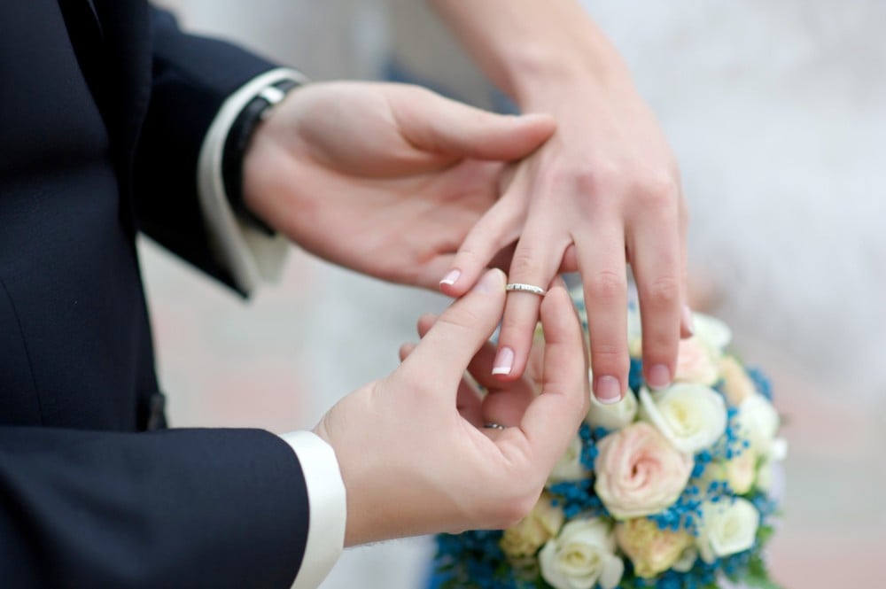 Warum tragen Menschen Eheringe an der rechten Hand?