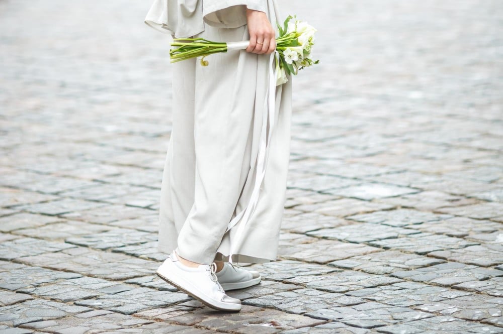 Can women wear pants to a wedding ?