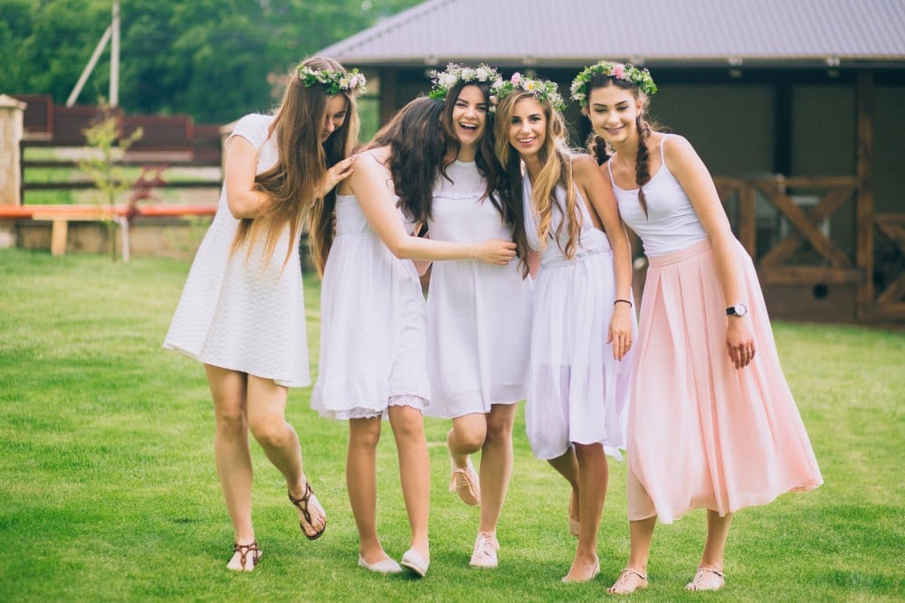 Pouvez-vous porter une robe courte à un mariage formel?