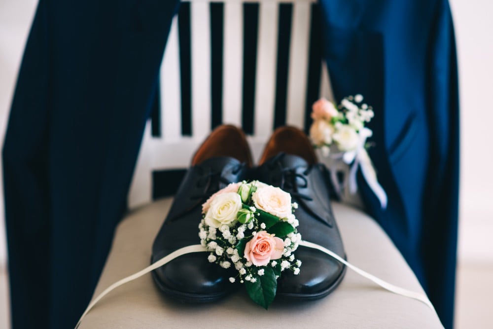 Di che colore sono le scarpe con l'abito blu scuro per il matrimonio?