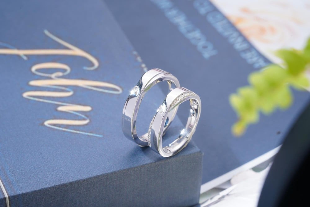 Qual è la differenza tra anello di fidanzamento e fede nuziale?