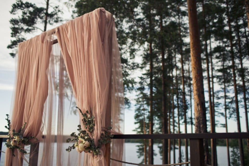 How to decorate a Wedding arch with Fabric ?