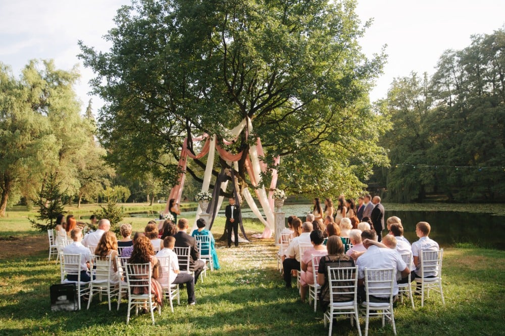 ¿Qué ponerse para una boda en el patio trasero?