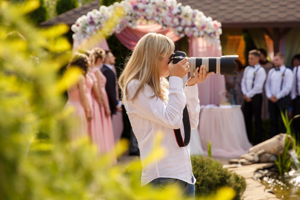 What should a photographer wear to a wedding ?