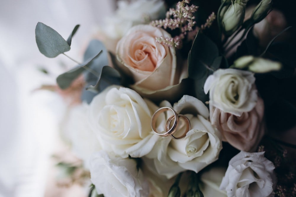 Who pays for wedding flowers ?