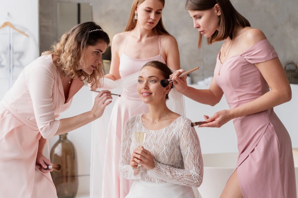 ¿Cuánto cuesta dar propina al cabello y al maquillaje de la boda?