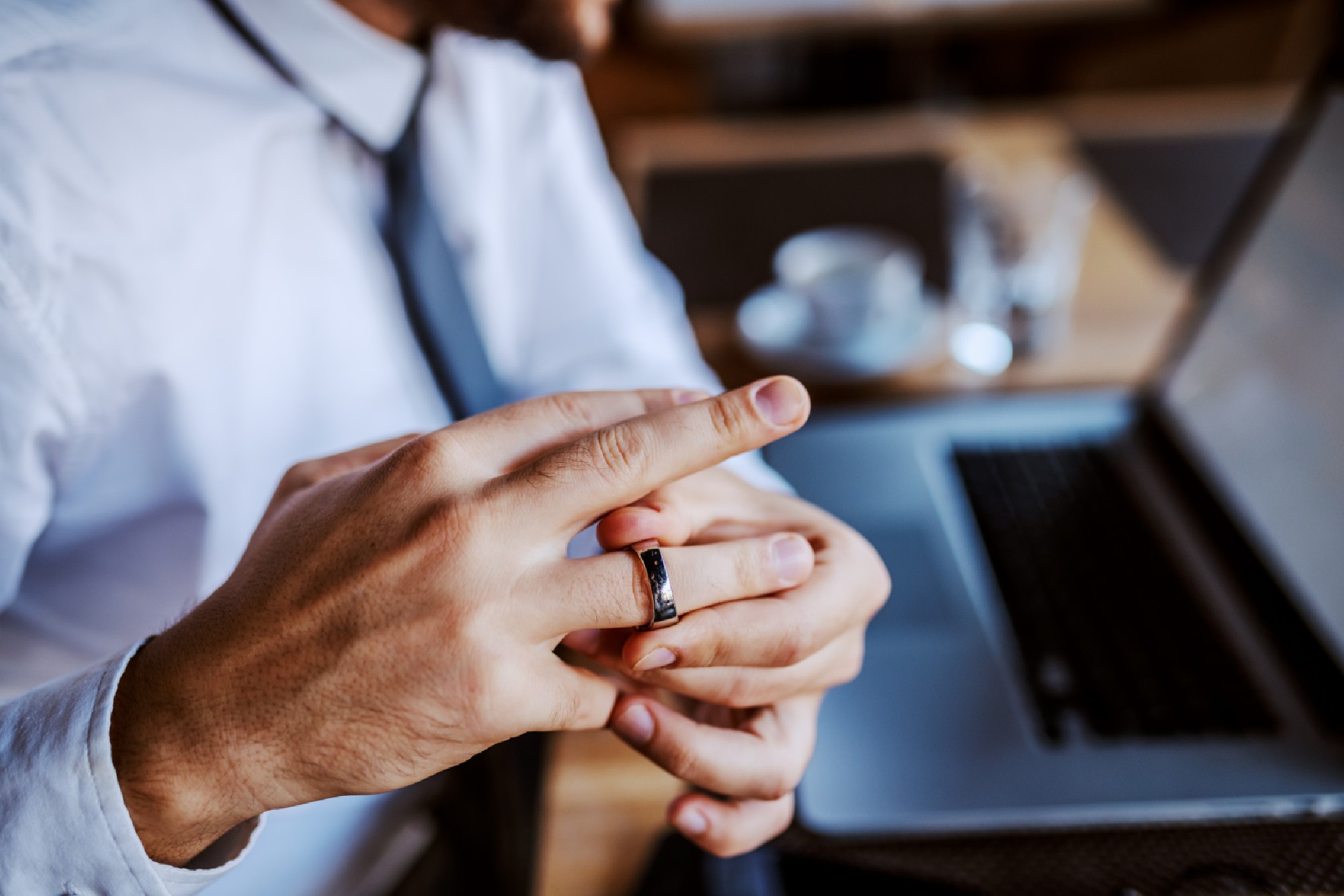 ¿Es una falta de respeto no llevar el anillo de bodas?